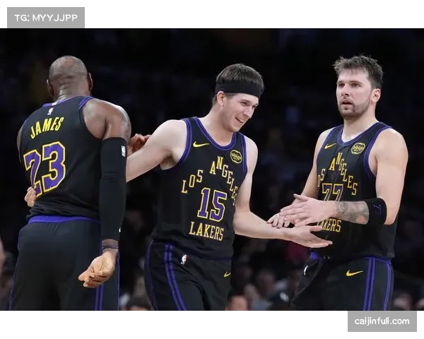 东契奇与里夫斯搭档效果显著 湖人后场组合默契佳