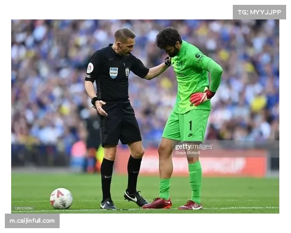 切尔西角球进攻申诉手球 裁判认定争顶中属自然动作